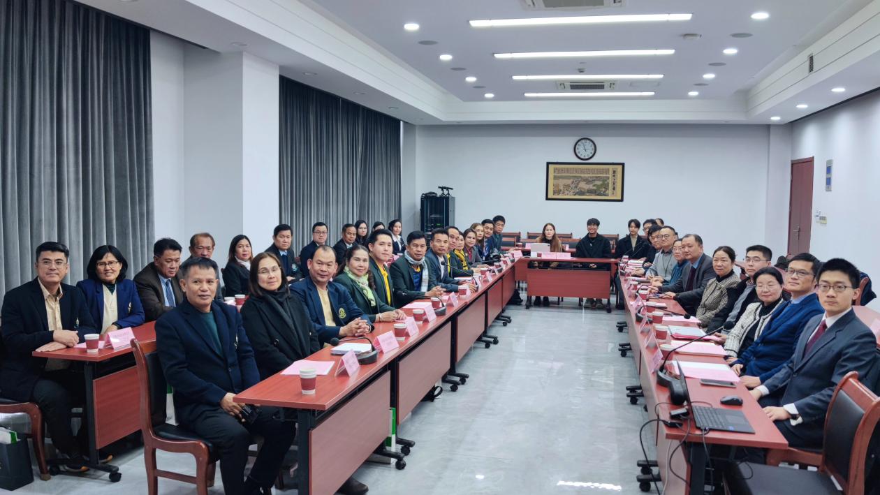 泰国曼谷二区17所高级中学校长来我校交流访问