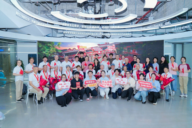 共话初心担使命 传承薪火勇作为——我校举行老中青三代迎“七一”暨“光荣在党50年”纪念章颁发活动