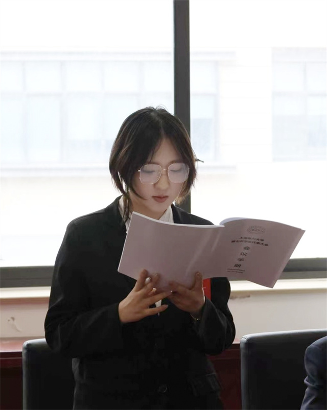 《青年报》掌握多语言的进博会“小叶子”,以青春之声筑沟通之桥 《青年报》掌握多语言的进博会“小叶子”,以青春之声筑沟通之桥