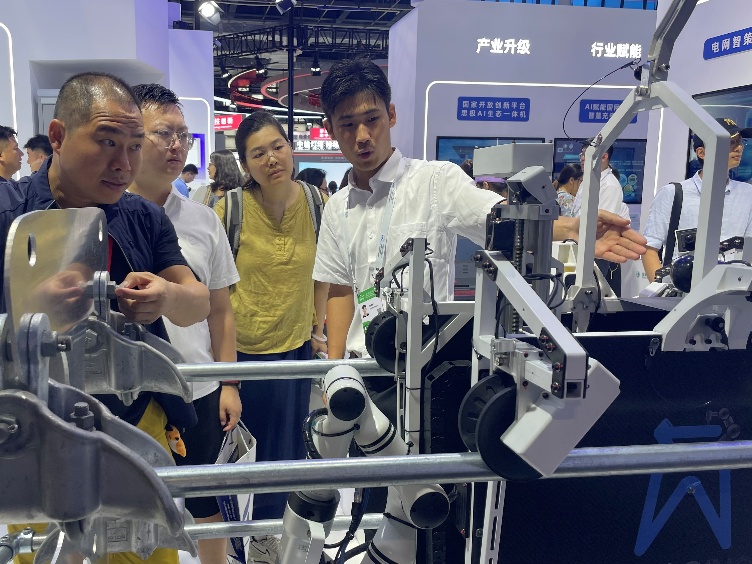 我校与国网上海市电力公司联合研发的特高压输电线路检修机器人亮相世界人工智能大会