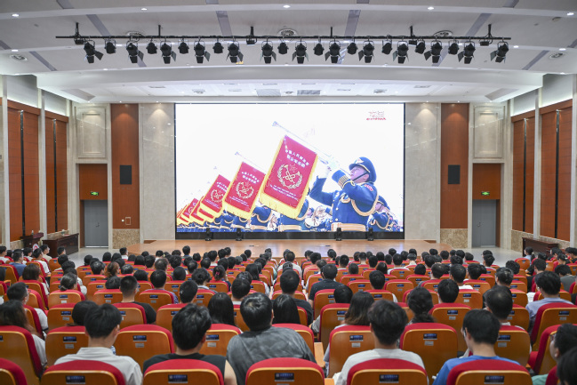 《上海教育电视台》沪上高校师生集体观看九三阅兵直播 奋进新征程 吾辈当自强
