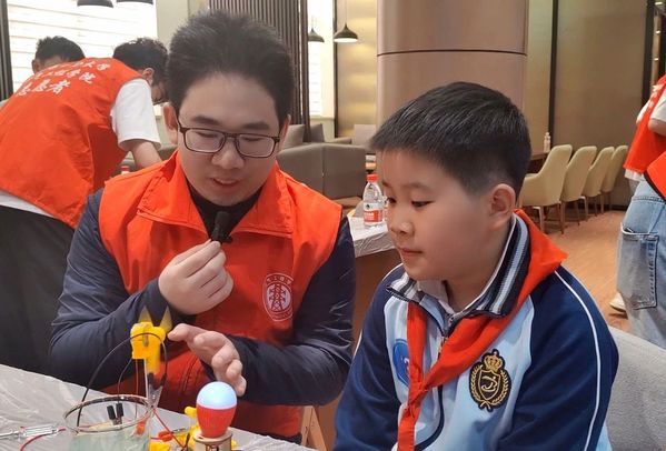 《少年日报》小学生与家门口的大学“来电”了！人大代表牵头点亮好奇心，这场亲子科普活动电力十足