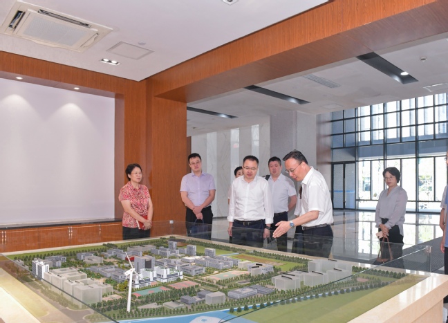 上海出版印刷高等专科学校校长栗建华来校访问