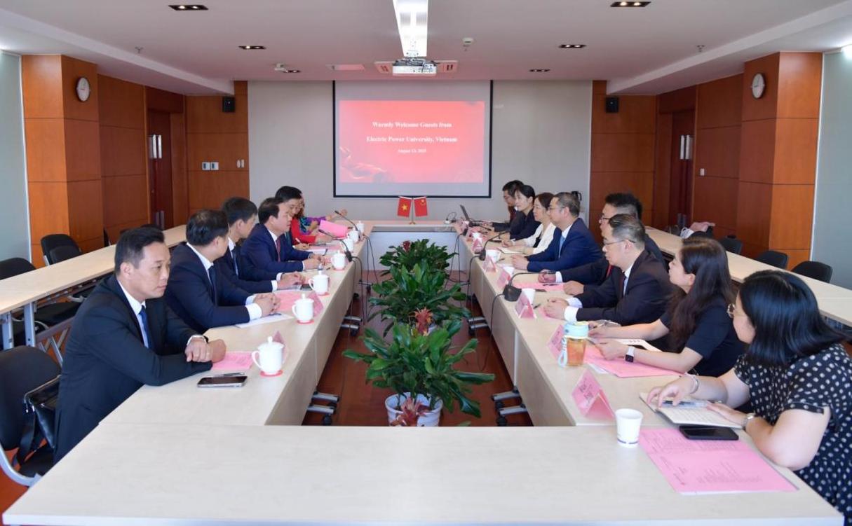 宋来接待越南电力大学代表团来访