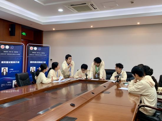 《中国新闻网》“临港五校2025就业力UP训练营”举行 深化产教融合、服务地方区域发展