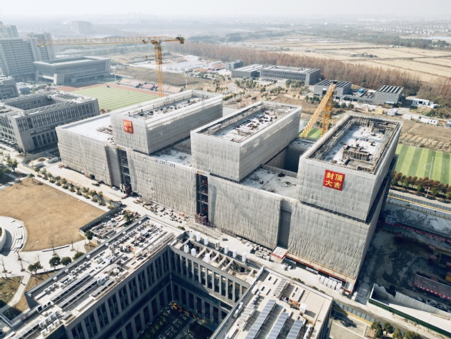 我校临港校区三期工程电力科技大楼项目主体结构封顶