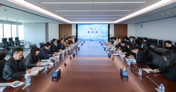 校长顾春华带队赴临港集团调研交流