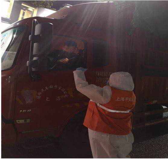 高速道口抗“疫”战线上最靓的“仔”