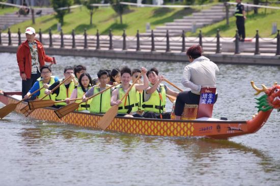 《中国新闻网》上海高校创新设置“水陆两栖”体验场 带师生多维度感知端午文化深厚底蕴