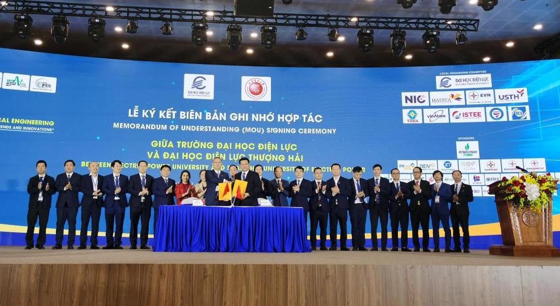 宋来参加越南2025 IEEE环境与电气工程亚洲会议并做主旨报告