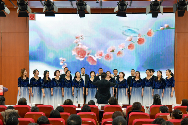 我校举行纪念三八国际妇女节115周年大会