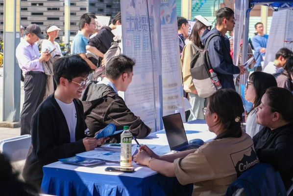 《东方教育时报》搭建就业桥梁，开启职场新程：临港五校招聘会在taptap官方版下载安装举行